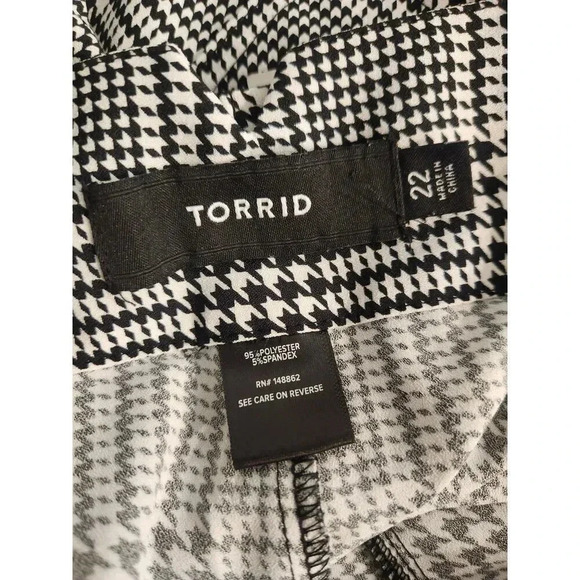 Torrid Wide Leg Studio Crepe Pleated Houndstooth Short - Picture 4 of 11